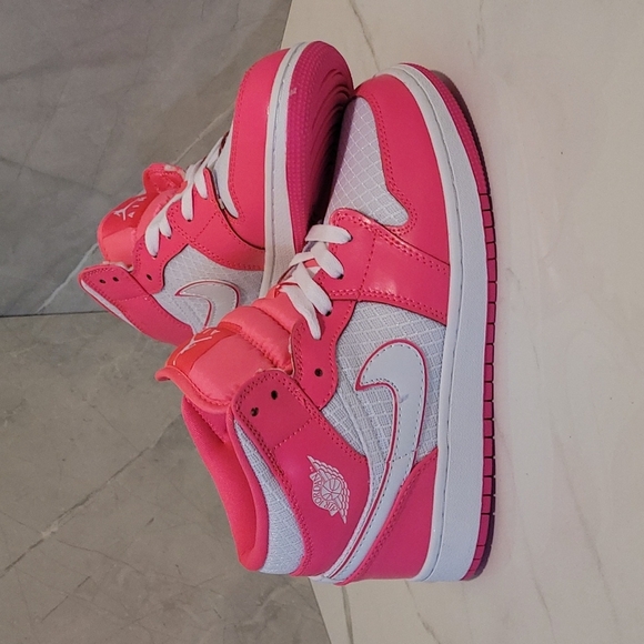 Jordan 1 Pink - Picture 1 of 4